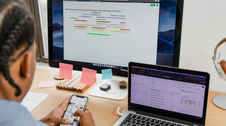 Orang Indonesia, Tiga Jam Sehari di Tujuh Platform Sekaligus