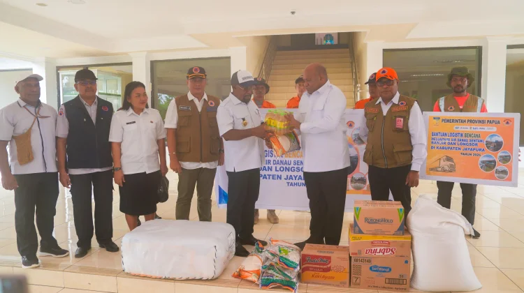 Gubernur Papua Salurkan Bantuan untuk Korban Banjir Jayapura