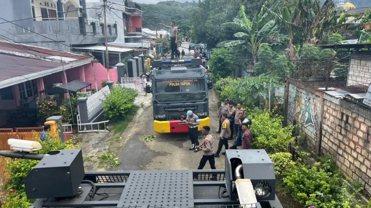 Tiga Unit AWC Polri Bersama Damkar Usir Si Jago Merah di Kotaraja