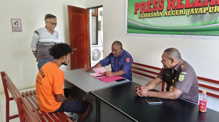 Penyidik Polsek Muara Tami Limpahkan Tersangka Penggelapan ke Jaksa
