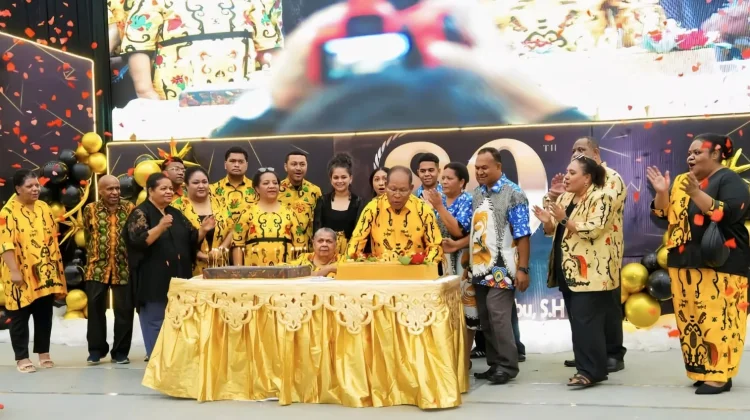 Tokoh Papua Barnabas Suebu Rayakan 80 Tahun