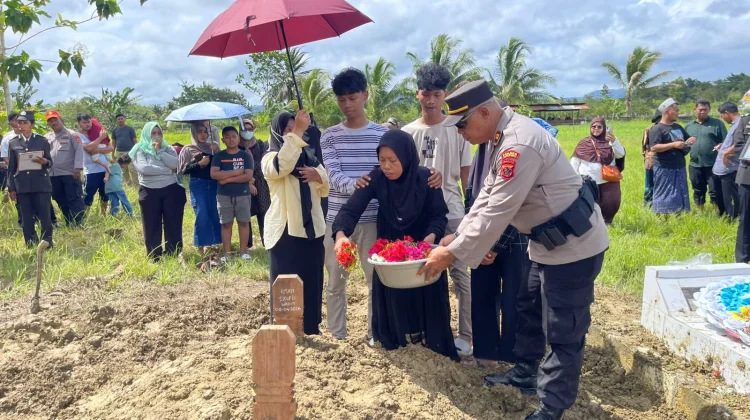 Upacara Kedinasan Iringi Persemayaman dan Pemakaman Aiptu Imam