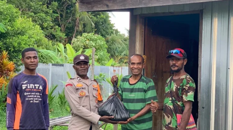 Bhabinkamtibmas Polsek Sentani Kota Salurkan Bantuan Kasih kepada Warga
