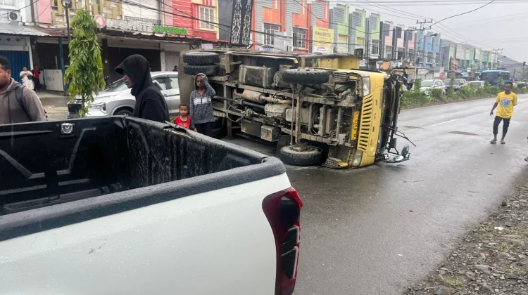 Truk Berpenumpang Terbalik di Sentani, 19 Orang Mengalami Luka-Luka