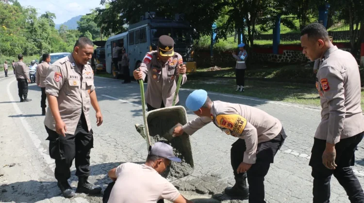 Polres Jayapura Lakukan Penambalan Jalan Berlubang