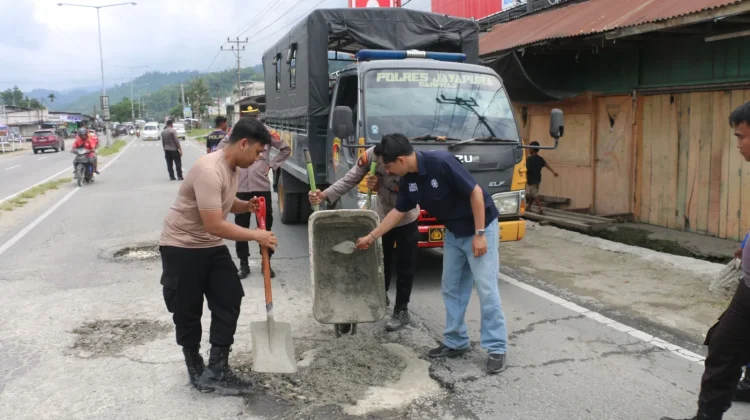 Polres Jayapura Kembali Melakukan Perbaikan Jalan Berlubang di Doyo Baru