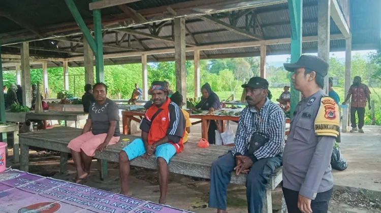 Personil Polsek Nimboran Sambangi Warga di Pasar Pagi