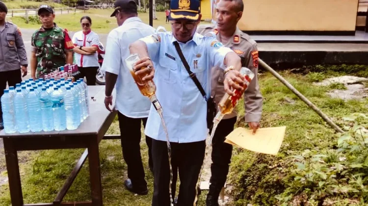 Polsek Numfor Barat Musnahkan Miras Hasil Sitaan Operasi Lilin 2025
