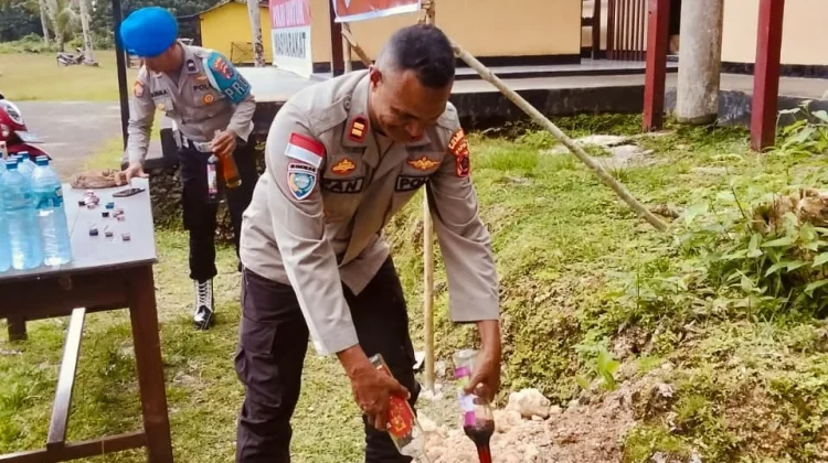 Polsek Numfor Barat Musnahkan Miras Hasil Sitaan Operasi Lilin 2025