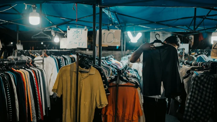 Perbedaan Thrifting dan Preloved yang Wajib Diketahui sebelum Membeli