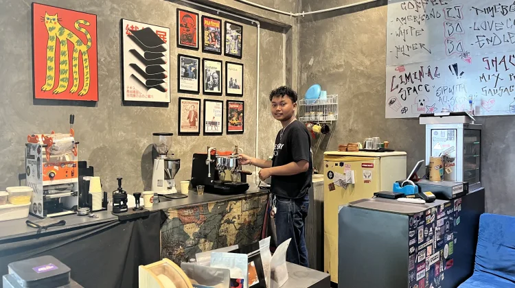 Menikmati Kopi di Kedai Liminal