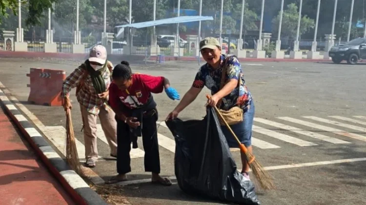 Ratusan Warga Bersihkan Stadion Lukas Enembe Pascakerusuhan