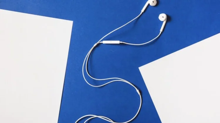 Earphone Kabel Kembali Hits: Tren Retro Gen Z yang Bikin Nostalgia Jadi Keren Lagi