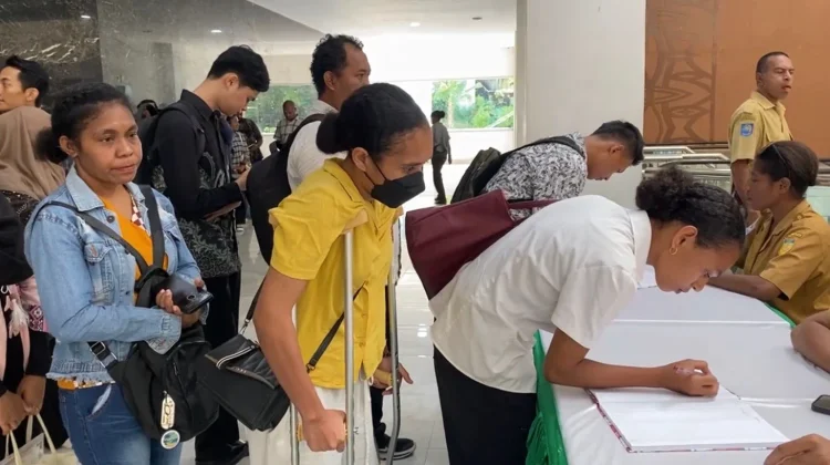 Bertumpu pada Tongkat, Alfriani Tetap Datang Cari Kerja