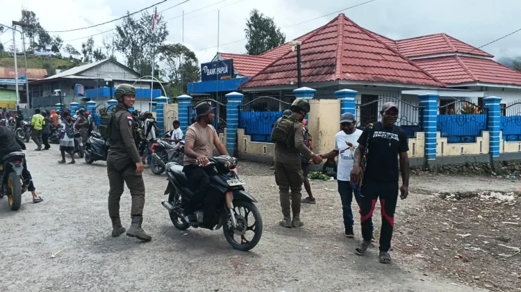 Satgas Ops Damai Cartenz Menggelar Patroli Humanis di Sugapa