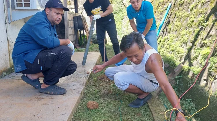 Perkuat Sistem Antena, RRI Jayapura Lakukan Pemasanga Grounding di Ifar Gunung