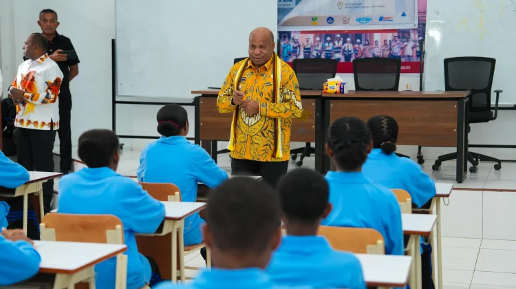 Gubernur Fakhiri Tinjau Sekolah Rakyat dan Dapur MBG di Sarmi