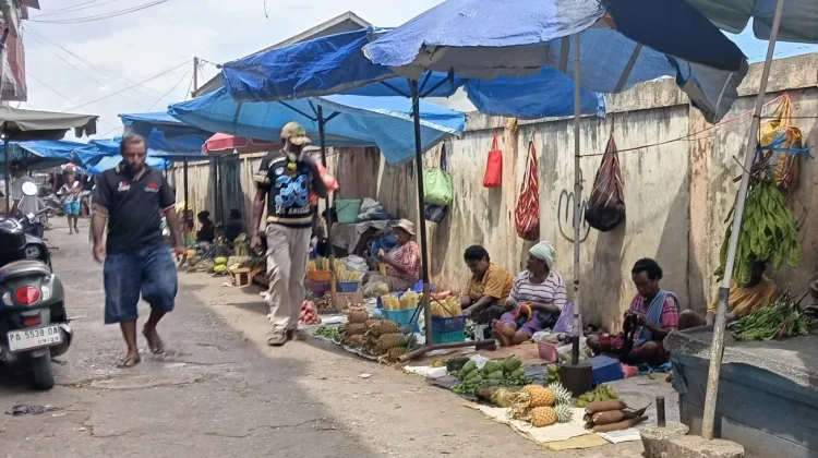 di Atas Terpal, Mama-Mama Papua, Menjaga Pangan