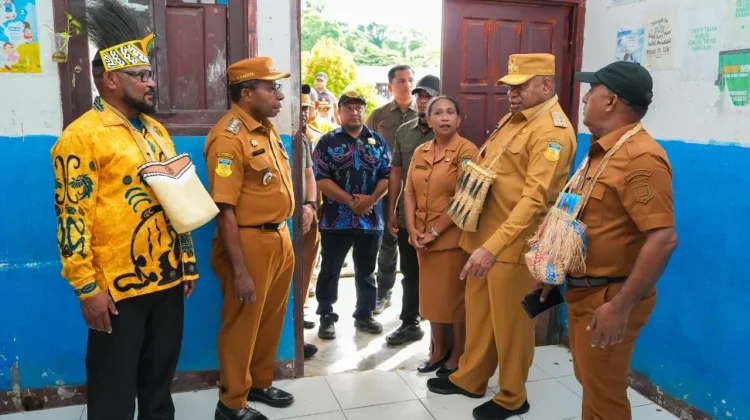 Fakhiri Minta Pejabat dan Alumni Perhatikan Sekolah Rusak di Papua