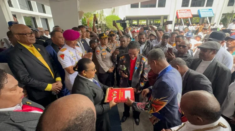Ratusan Jemaat GKI Datangi DPRP, Kodaeral X Jayapura Hentikan Dermaga Satrol