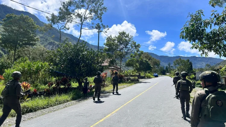 Satgas Ops Damai Cartenz Menggelar Patroli di Kampung Muara, Kab. Puncak Jaya