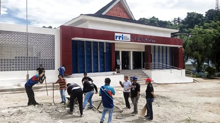 Manfaatkan Akhir Pekan, Karyawan RRI Jayapura Bersihkan Gedung Baru