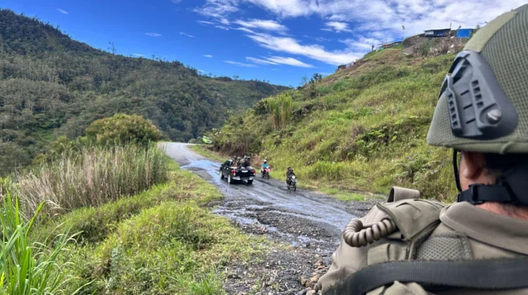 Satgas Ops Damai Cartenz Patroli Humanis di Sinak, Bangun Kepercayaan Warga