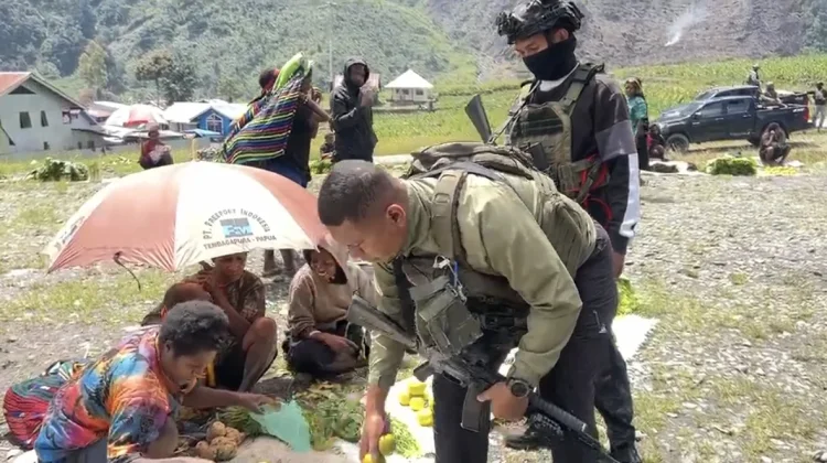 Patroli Humanis Satgas Damai Cartenz Jaga Kondusifitas di Pasar Sentral Mulia