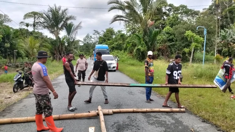 Mediasi Humanis Polsek Bonggo Akhiri Pemalangan Jalan Trans Jayapura - Sarmi