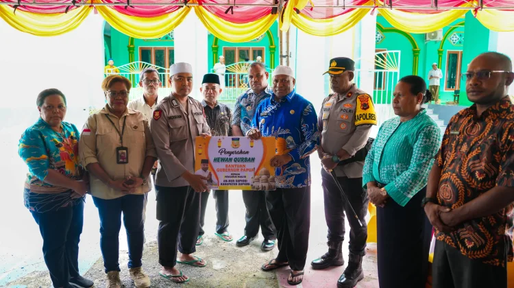 Serahkan Hewan Kurban di Supiori, Fakhiri Ajak Warga Rawat Toleransi