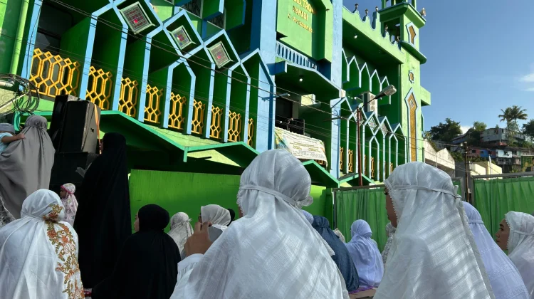 Ribuan Umat Muslim Hamadi Gelar Salat Iduladha di Masjid Taqwa