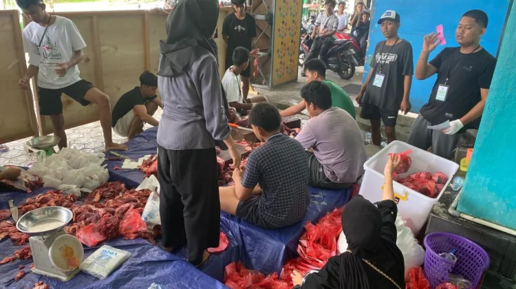 Pemuda Masjid Al-Hikmah Jadi Garda Terdepan Distribusi Daging Kurban