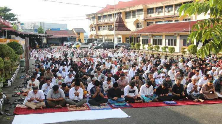 Polda Papua Gelar Sholat Idul Adha Bersama Masyarakat di Sekitar Mapolda Papua