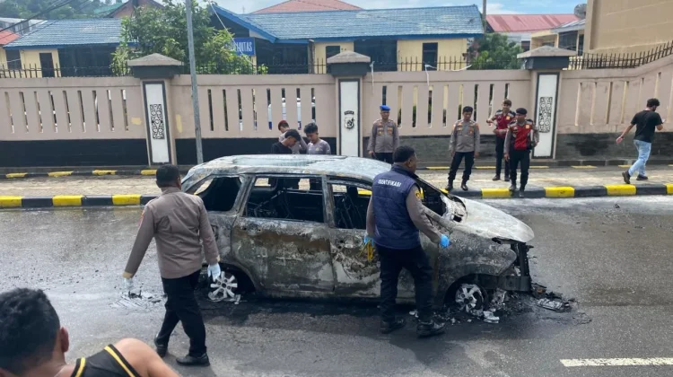 Quick Respon Polresta Jayapura Kota, Mobil Terbakar Berhasil Dipadamkan
