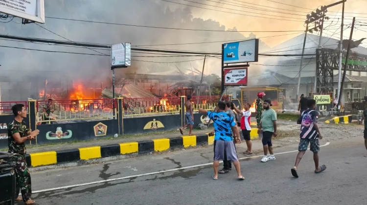 Belasan Ruko di Waena habis dilahap Api