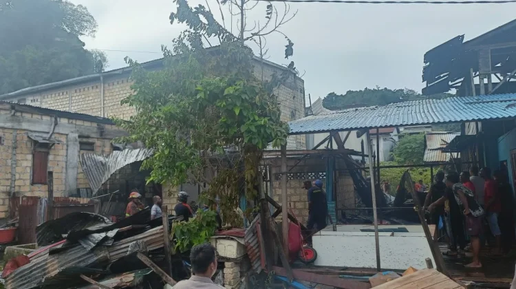 Diduga Korsleting Listrik, Rumah di Hamadi Pantai Hangus Terbakar