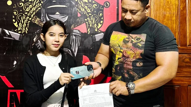 Polisi Serahkan Kembali Handphone yang Dilaporkan Hilang Kepada Pemili