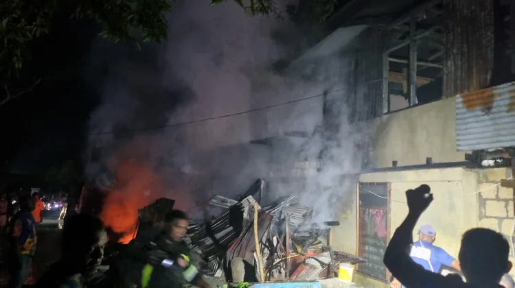 Polisi Tangani Kebakaran Rumah di Kemiri