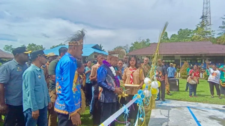 Bupati Jayapura Resmikan Lapangan Voli SMP Negeri I Buasum