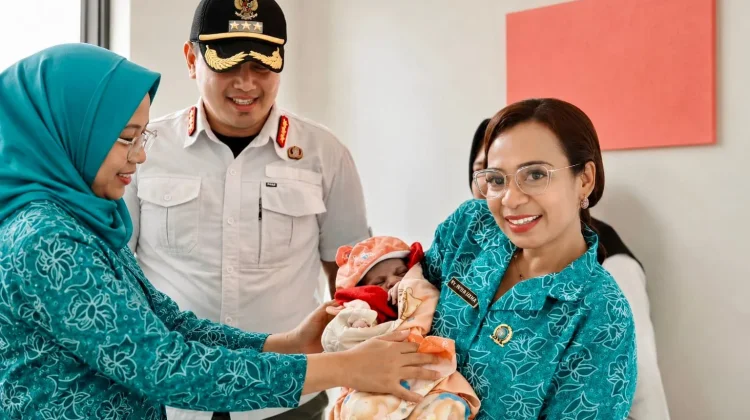 Ny. Anitha Hening Yocku Saksi Kelahiran Bahagia di Puskesmas Genyem