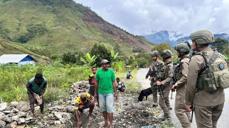 Patroli Jalan Kaki di Puncak Jaya, Satgas ODC Bangun Kedekatan dengan Masyarakat