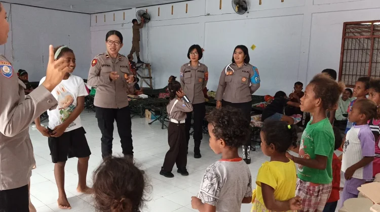 Polwan Polres Biak Numfor Berikan Trauma Healing bagi Korban Ledakan Biak