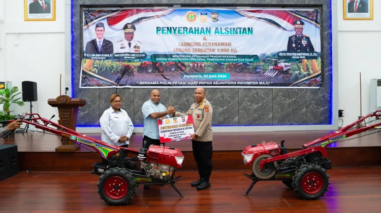 Gubernur Papua Serahkan 14 Alsintan untuk Dukung Program Jagung 1.000 Hektare