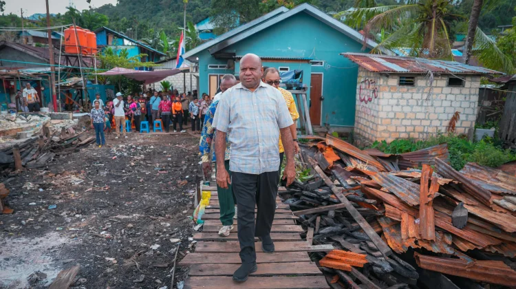 Gubernur Papua Janji Bangun Kembali Rumah Korban Kebakaran Dok VIII