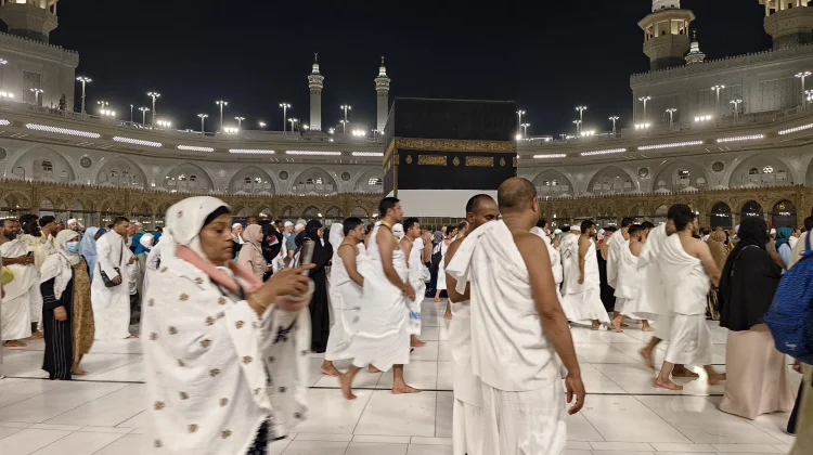 Jemaah Haji Kloter UPG 27 Lakukan Tawaf Wada sebelum ke Madinah