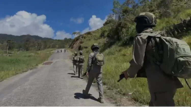 Patroli Rutin Satgas Ops Damai Cartenz Jaga Stabilitas Keamanan di Distrik Sinak
