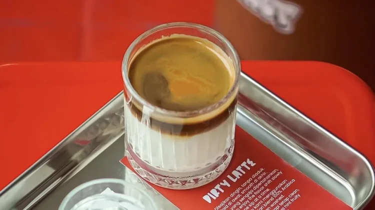Dirty Latte, Perpaduan Espresso dan Susu Dingin yang Sedang Digemari
