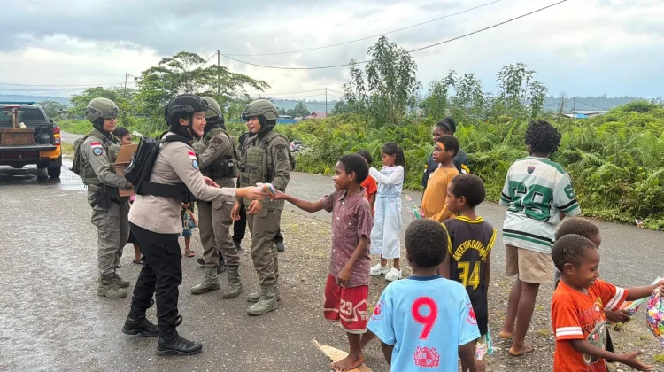 Polwan Ops Damai Cartenz Bangun Kedekatan dengan Warga Nduga Melalui Aksi Humanis