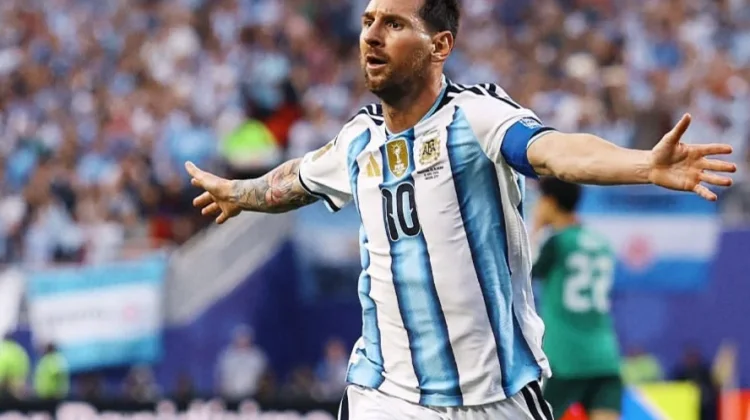 Gol Indah Messi Antar Argentina Ungguli Aljazair di Babak Pertama