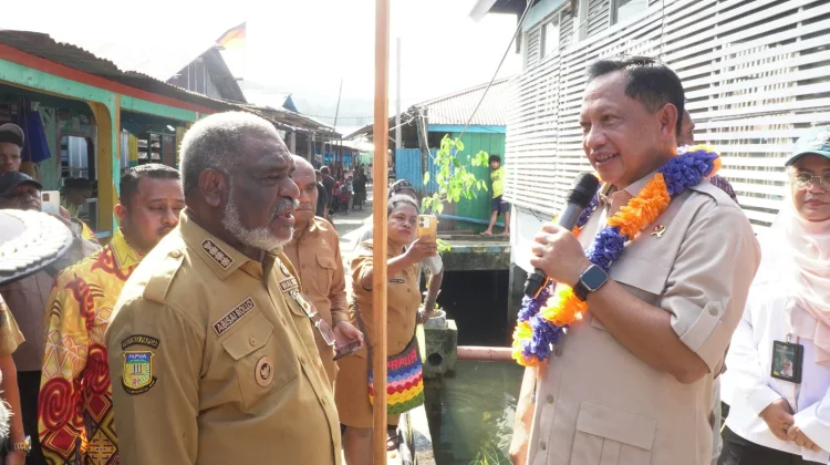 Mendagri Tinjau Kawasan Kumuh Dok IX Jayapura